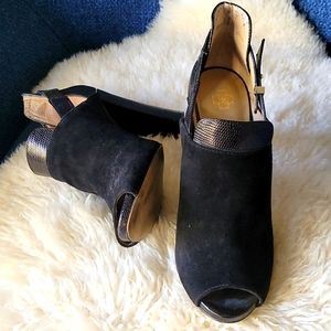 Ann Taylor suede chunky heeled pumps. Black. Size 8.5